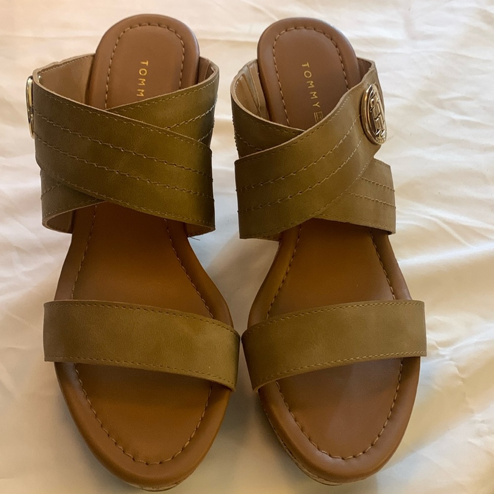 NWT- Tommy Hilfiger Myja Cork Platform Wedge Sandal -Tan/Gold Women’s Size 8.5 M